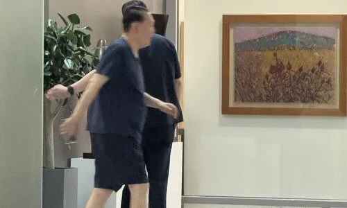 윤석열, 이번엔 ‘반바지 산책’…경찰 소환날 아크로비스타 활보 “경악”