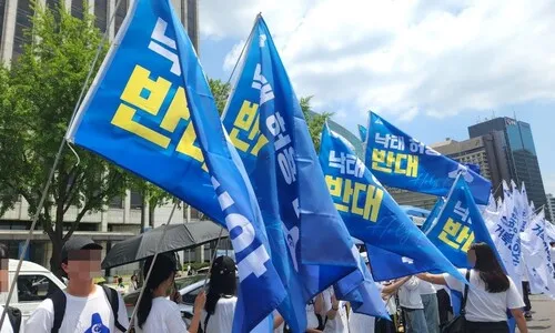 “동성애 싫어요” 군복 입고 춤추는 어린이…올해도 ‘주여~’ 외치는 혐오