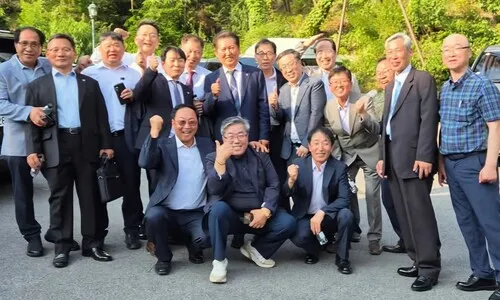 이 대통령 “남들은 고교 동창, 난 시계공장 동창 있다” 46년 우정