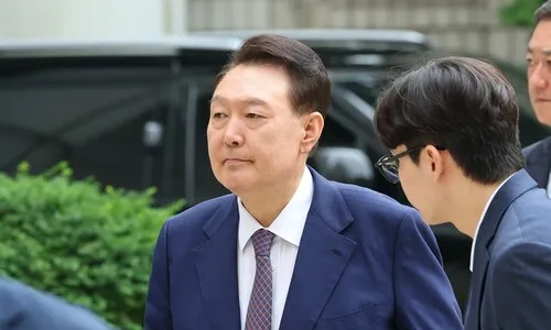 ‘황제조사’ 요구한 민간인 윤석열…경찰, 체포영장 들고 고심