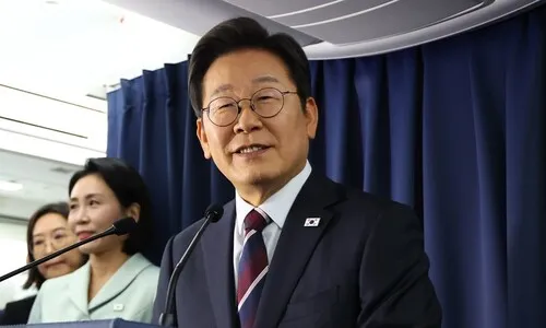 이 대통령 20분 ‘깜짝’ 기내 간담회…“MBC는 쫓겨났다가 복귀한 거냐”