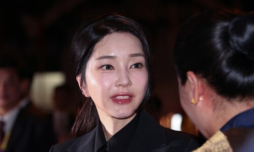 윤 정부, 대통령실 홈페이지 자료 옮기면서 김건희 사진 싹 지웠다