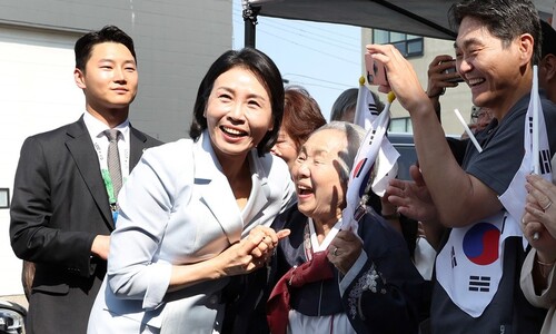 김혜경 여사 ‘반 걸음 뒤’ 행보 눈길…이 대통령 첫 순방길