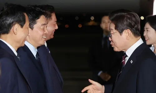 이 대통령 ‘나 없어 좋았다면서요’ 귀국 인사에 빵 터진 강훈식