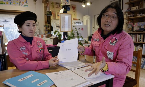 [단독]수족관 펼침막에 ‘7억 소송’ 핫핑크돌핀스, 롯데에 ‘반격’