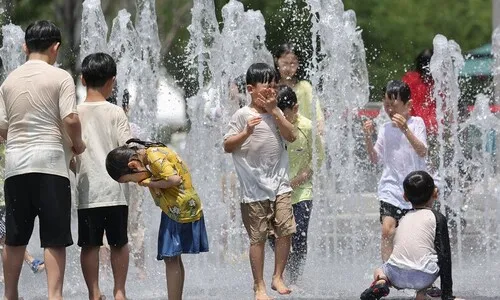 비 그치는 일요일, 한낮 30도 안팎 무더위…다음주 큰비 온다