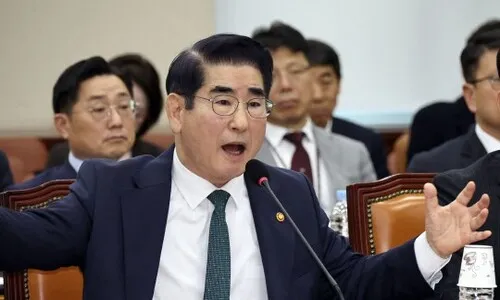 <font color="#FF4000">[속보]</font> 김용현, ‘구속 심사’ 재판부 기피 신청…“변론권 침해”