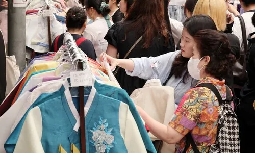 줄 서서 한복 사는 사람들…전통 ‘불씨’ 다시 지피다