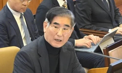 ‘김용현 재구속’ 심문 25일 오전 10시로 연기…법정 소란도