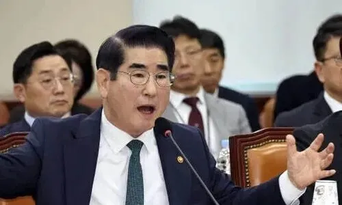<font color="#FF4000">[속보]</font> 법원, 김용현의 ‘재판부 기피 신청’ 기각