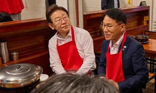 [포토] 대통령의 대구탕집 빨강 앞치마 