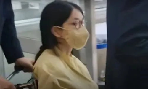 김건희, 윤석열 미는 휠체어 타고 퇴원