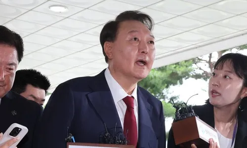 <font color="#00b8b1">[포토]</font> 결국 1층 현관으로…윤석열 특검 첫 조사