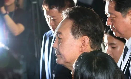 <font color="#FF4000">[속보] </font>윤석열, 15시간 만에 귀가...실제 조사는 5시간뿐