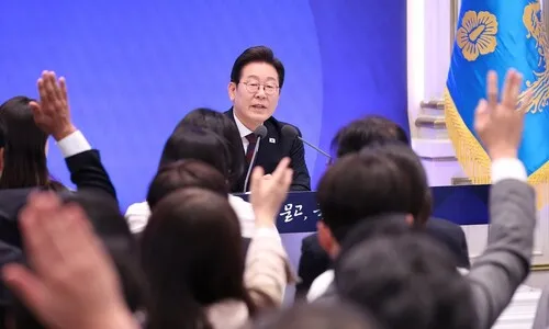 기자 눈높이에 앉은 이 대통령…각본 없이 121분 회견