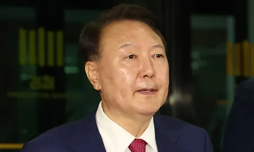 윤석열, 저녁 거르고 5시간 조서 열람…내란특검 2차 조사 종료