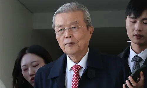 <font color="#FF4000">[속보] </font>이 대통령, 미국 특사에 김종인 내정