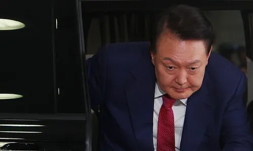 <font color="#FF4000">[단독] </font>윤석열, 외신에 ‘내란 거짓홍보’ 직접 지시…비화폰 통화 2번