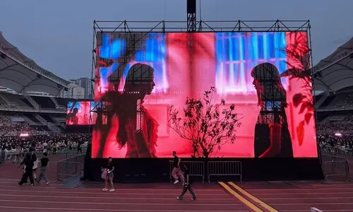 “블랙핑크 콘서트, 13만원 내고 무대 가린 스크린만 봄”…YG 사과