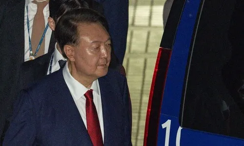 윤석열, 호주머니 손 빼고 수의 갈아입어…3평 독방 수감