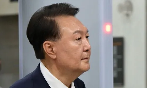 윤석열, 머그샷 찍고 에어컨 없는 독방에…머리 손질도 직접 해야