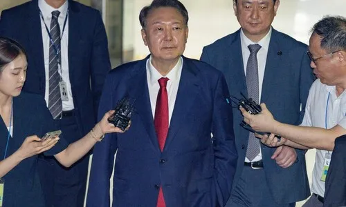 윤석열, 호주머니 손 빼고 수의 갈아입어…3평 독방 수감