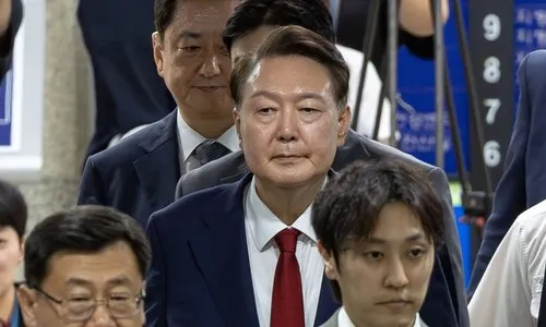 윤석열, 머그샷 찍고 에어컨 없는 독방에…머리 손질도 직접 해야