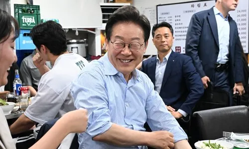소매 걷어올린 이 대통령 “소맥은 제가 탑니다”…건배사는?