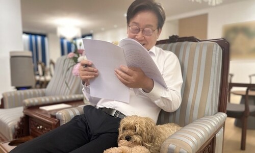 이 대통령, 반려견 ‘바비’ 깜짝 공개…참모들도 몰랐다
