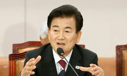 정동영 “북한에 반도체 공장 3곳 가동… 밀수로 휴대폰 생산”