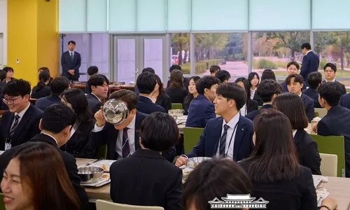 대통령 반, 공기 반…‘국그릇 원샷’ 클로즈업으로 안 찍은 그 사진사