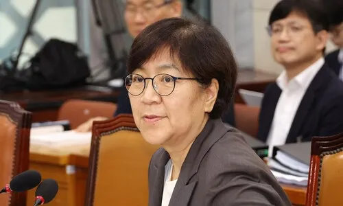 정은경 “단 1주도 안 팔아 차익 없다”…배우자 주식 의혹 반박