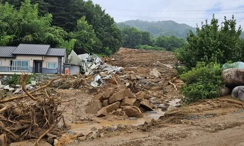 “집 앞에 산이 쏟아져 내려와 마누라 손만 잡고 도망쳤다”