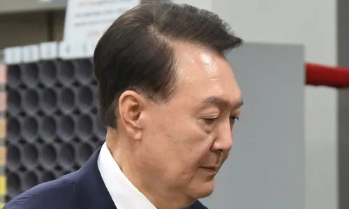 법원 “윤석열, 정신적 손해 본 시민들에 위자료 10만원 지급하라”