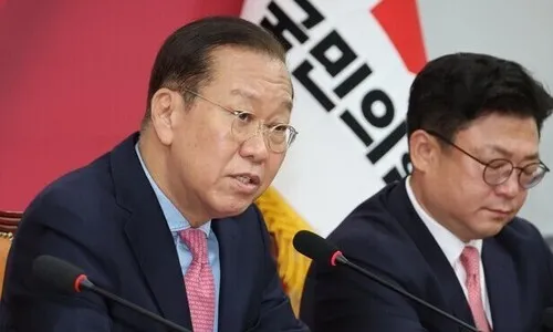 국힘 분열의 불쏘시개 ‘권영세 징계안’…윤리위원장은 대학 동기