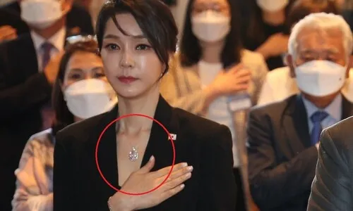 김건희 목걸이 ‘짝퉁’이라면서 왜 숨겼나…앞뒤 안 맞는 해명