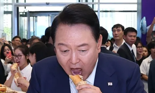 윤석열, 독방서 쭈그려 밥 먹는 게 힘들다고? “혼자 쓰면서 무슨 지옥”
