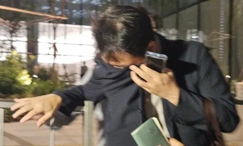 김건희 오빠, 필사적으로 얼굴 가리고 ‘줄행랑’…“장모집 목걸이” 물었더니
