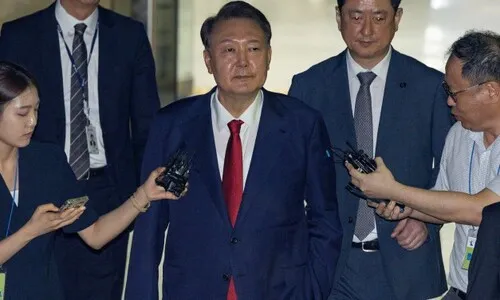윤 ‘내란 위자료 20만원’ 소송 간다…하루 만에 500명 신청