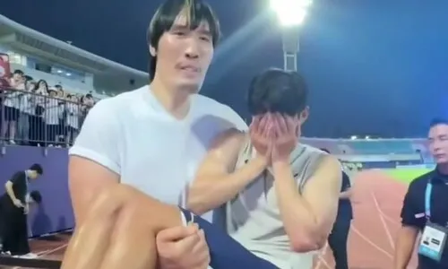 설레는 35㎝ 키 차이…최홍만 품에 안긴 손흥민 “수고했어”