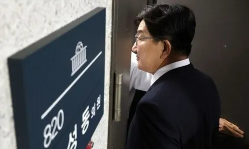 <font color="#FF4000">[단독]</font> “권성동, 한학자 통일교 총재에 큰절하고 2차례 쇼핑백 받아”