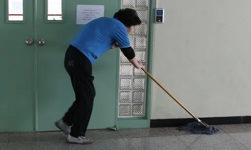 “34도 찌는 화장실 청소하다 ‘핑’…락스 뿌린 바닥에 주저앉아”
