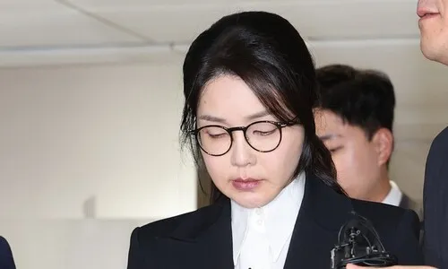 <font color="#FF4000">[단독]</font> ‘유럽 39사이즈’ 샤넬 샌들로 바꿨다…특검, 교환 내역 확인