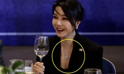 김건희 ‘명품 목걸이’ 해명 거짓말 의혹…출시도 전에 ‘짝퉁’ 산 셈