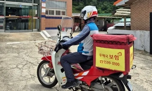 “소포 왔습니다~” 인기척 없는 창 너머 집배원이 발견한 건…