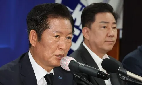 정청래, ‘갑질 낙마’ 강선우 당 국제위원장 유임…“영어를 통역사처럼 잘해”