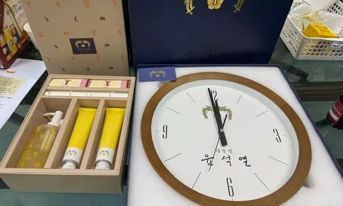 <font color="#FF4000">[단독]</font> 윤석열 대통령실, 구속 직전 우파 단체에 ‘대통령 벽시계’ 선물