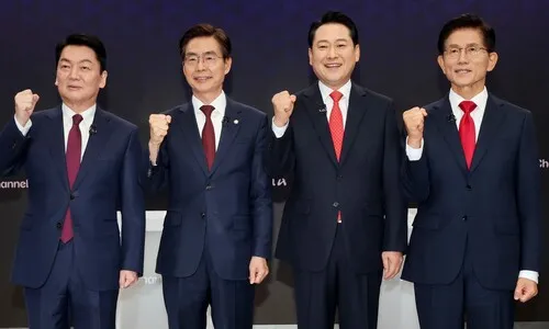 전한길 두둔한 김문수 “윤 어게인이 누굴 두들겨 패나”