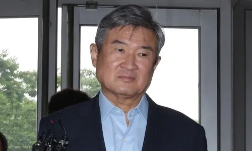 <font color="#FF4000">[단독] </font>계엄 직전 CCTV 잡힌 조태용, ‘대통령실 문건’ 챙겨 주머니에