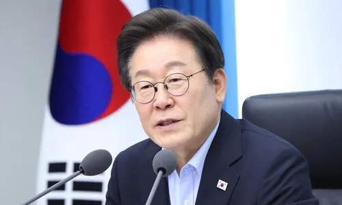이 대통령 지지율 56.5% 최저…“조국 사면·주식양도세 영향” [리얼미터]